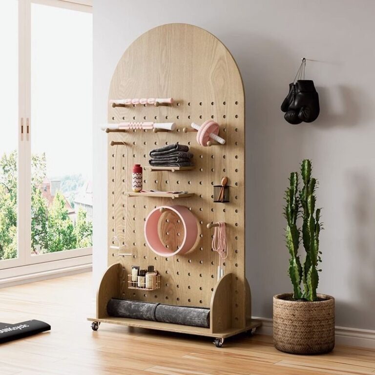 ชั้นเก็บของแบบเคลื่อนย้ายได้มีรูบอร์ดมีล้อที่เก็บของจากพื้นจรดเพดานสไตล์ญี่ปุ่นสไตล์วาบิซาบิห้องนั่งเล่นฉากกั้นทางเข้าห้