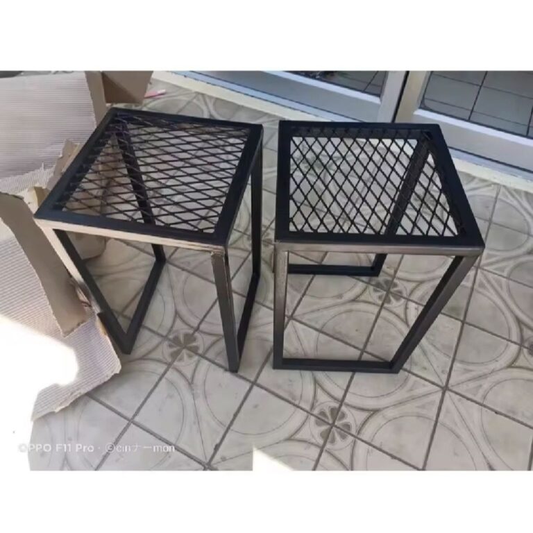 เก้าอี้บาร์ตะแกรงเหล็กฉีกกระถางต้นไม้ขนาด30x30x70ราคา530บาท ขนาด30x30x80ราคา590บาท ร้านกันสนิมให้เรียบร้อย แถมลูกยางให