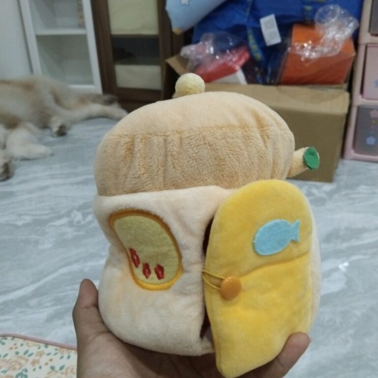 บ้านหรือที่นอนตุ๊กตาผ้าแบบนิ่มสำหรับใส่ตุ๊กตาตัวเล็ก ๆ โดยมีลักษณะคล้ายกับขนมปังหรือท่อนไม้