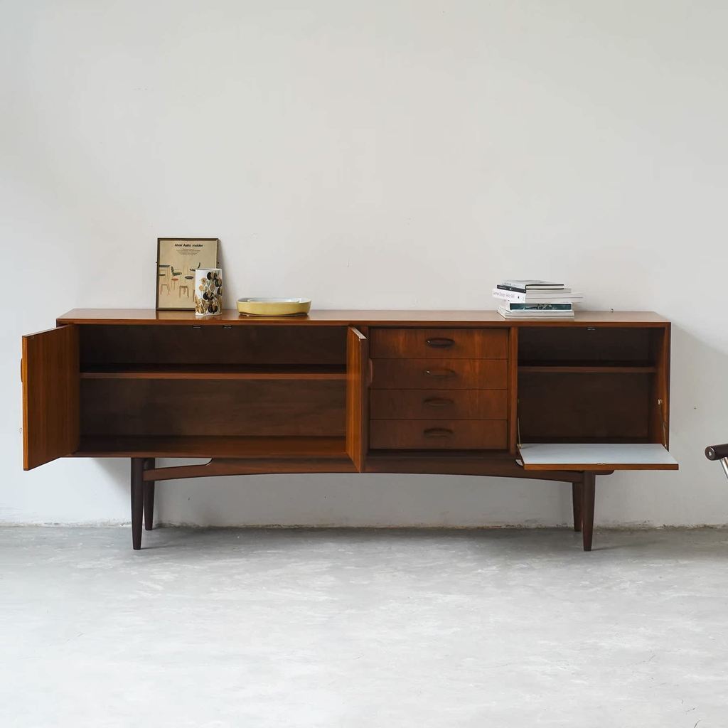 Coznap Medieval British Production Victor Bramwell Design ตู้ข้างยาว ตู้ข้างรับประทานอาหาร