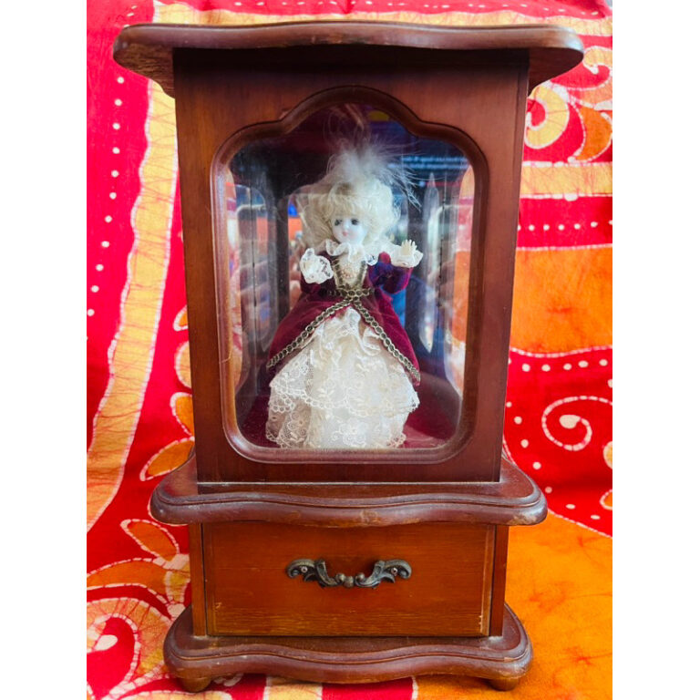 Collection Wooden Cabinet Doll ตู้ไม้เก่า ภายใน มีตุ๊กตา กระเบี้องหญิงสาว แต่งชุด หรูหรา สวยงาม สไตล์ ยุโรป งานสวยหรู