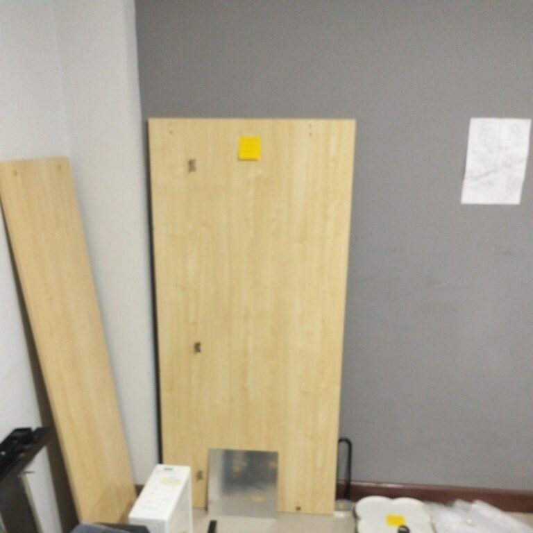 โต๊ะไม้สีสวย 1608075