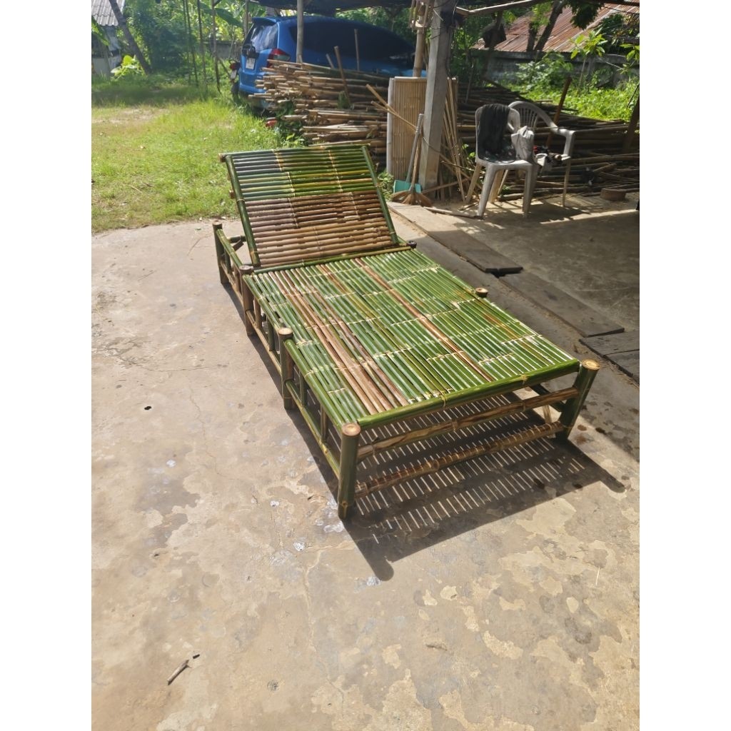 เตียงนอนไม้ไผ่ปรับเอนได้ ขนาดยาว 2 เมตร กว้าง 1 เมตร สูง 45 เซนติเมตร งานเคลือบเงา แข็งแรง